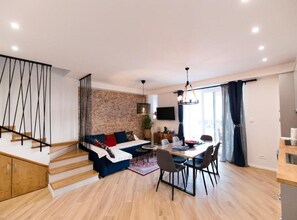 公寓 (Three Bedroom Apartment with Balcony) | 客厅