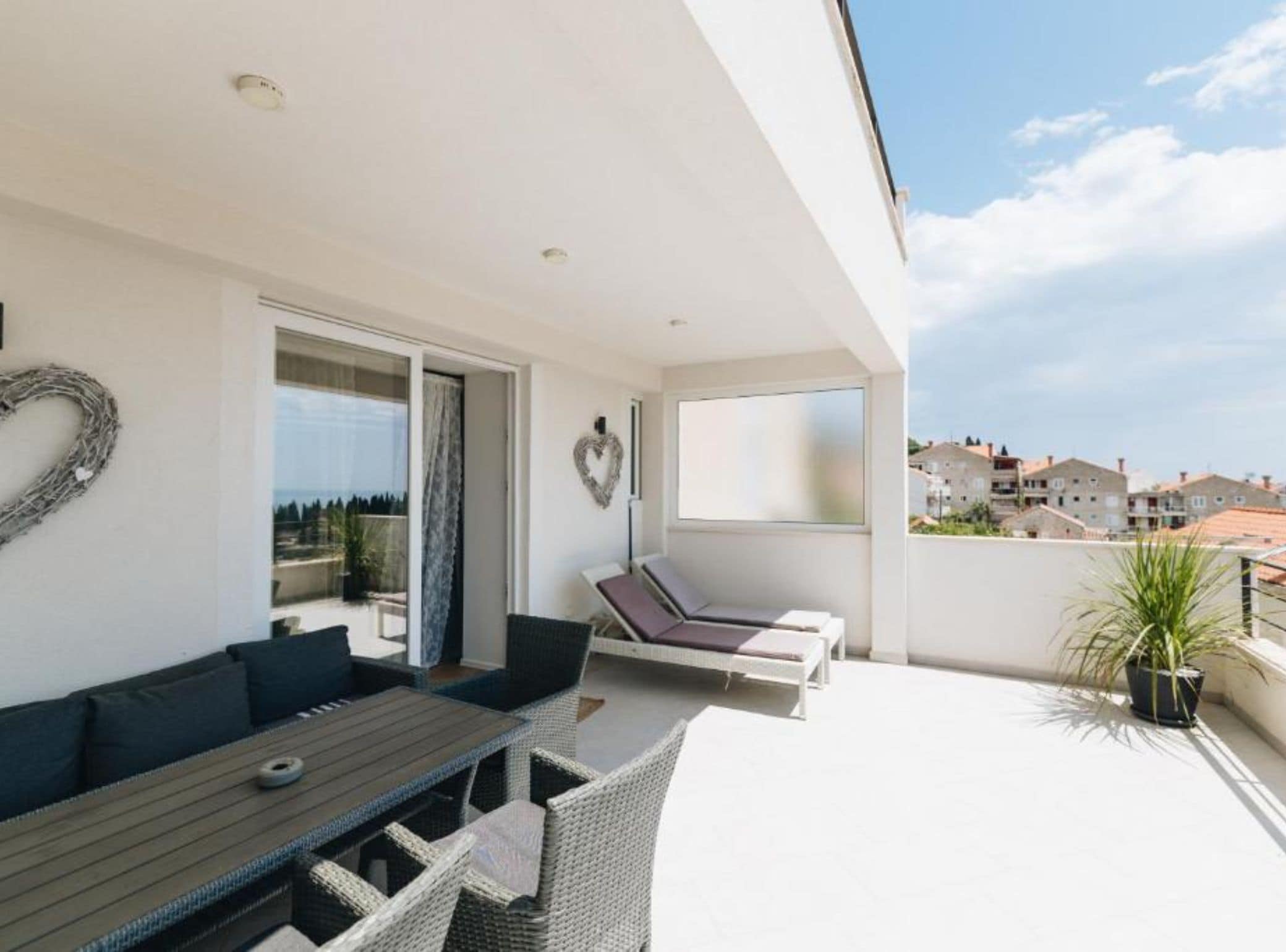 Apartamento (Three Bedroom Apartment with Balcony) | Sacada