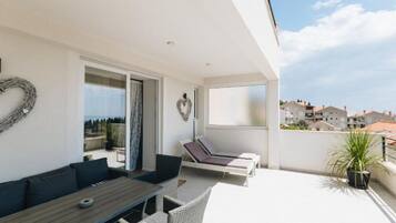 Apartamento (Three Bedroom Apartment with Balcony) | Sacada
