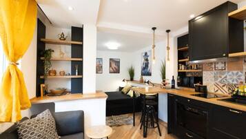 Studio (Studio Apartment) | Living room
