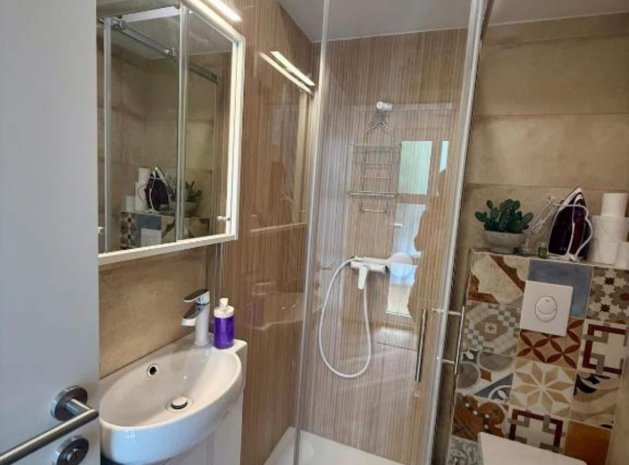 สตูดิโอ (Studio Apartment) | ห้องน้ำ | ฝักบัว, ผ้าเช็ดตัว