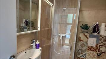 Studio (Studio Apartment) | Bathroom | Shower, towels