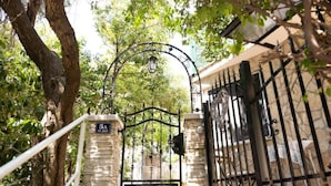 A gated entrance with a stone pillar, a metal gate, and a sign indicating '5A'. - Marghareta Nest 2 - TOP Location (Dubrovnik)