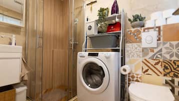 Double Room (Room) | Bathroom | Shower, towels