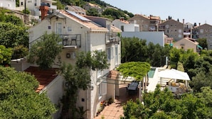Um bairro residencial com casas, varanda e piscina.