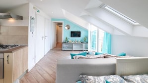 Um apartamento loft moderno com cozinha, sala de jantar e sala de estar, apresentando um claraboia e vista para a cidade.