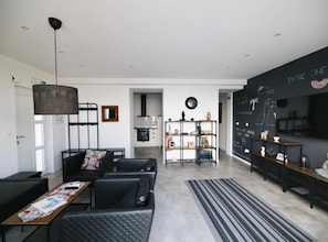 Apartemen (Two Bedroom Apartment with Sea View) | Ruang keluarga