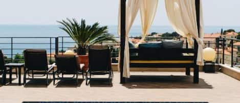아파트 (Two Bedroom Apartment with Sea View) | 야외 수영장 | 시즌별로 운영되는 야외 수영장, 수영장 파라솔, 일광욕 의자