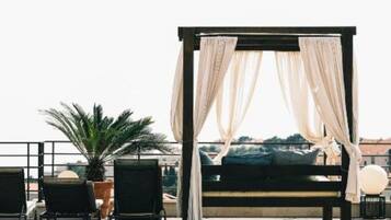 Apartamento (Two Bedroom Apartment with Sea View) | Piscina externa | Piscina externa sazonal, guarda-sóis, espreguiçadeiras