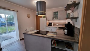A modern kitchen with a central island, built-in cabinets, and a pendant light. - Holiday Home for 6 Guests, 123 m², Private Terrace, Free Wi-Fi (Fuhlendorf)