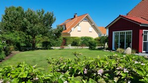 A house with a red roof, a beige exterior, and a well-maintained lawn. - Holiday Home for 6 Guests, 123 m², Private Terrace, Free Wi-Fi (Fuhlendorf)
