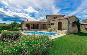A stone villa with a swimming pool, outdoor seating, and a well-maintained garden. - Luxurious home in Visnjan (Visnjan)