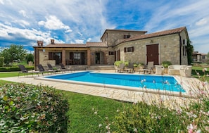A stone house with a swimming pool, outdoor seating, and a garden. - Luxurious home in Visnjan (Visnjan)