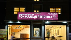 Um hotel chamado 'PON MAADAN RESIDENCY' com uma placa, uma área de recepção e uma escadaria visível que leva à entrada.