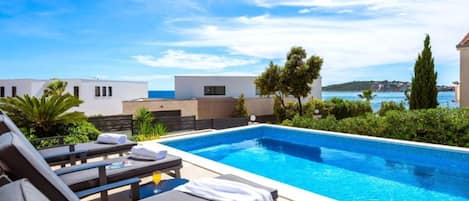 独立别墅 (Villa Dolce Vita Sevid) | 室外游泳池 | 室外游泳池,池畔遮阳伞,日光浴躺椅