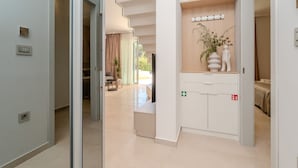 Ein modernes Interieur mit Treppe, einer Rezeption und Blick auf einen Balkon.
