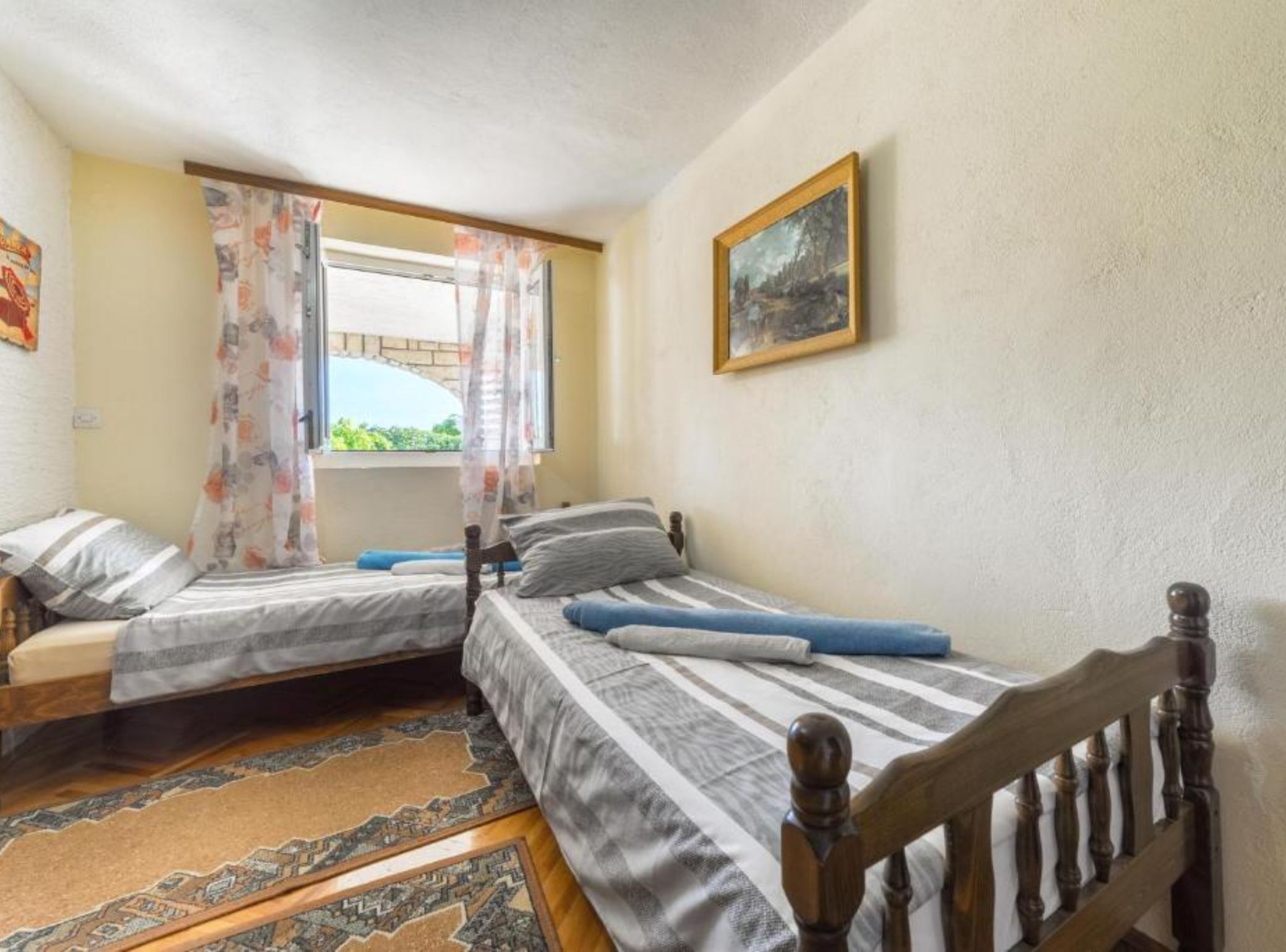 12 Schlafzimmer, Babybetten