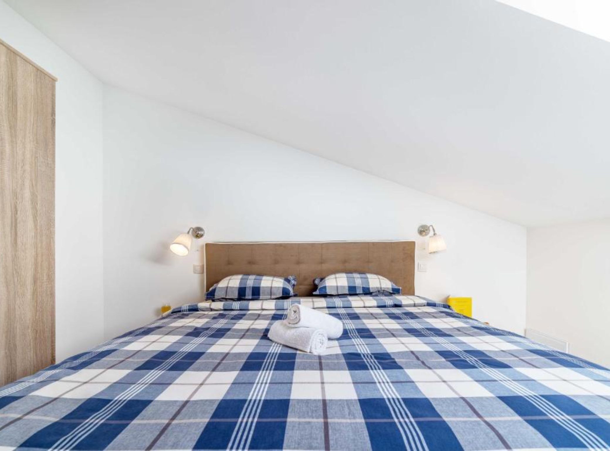 12 bedrooms, cribs/infant beds