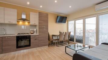 Apartment (Superior One Bedroom Apartment with B) | Dining room