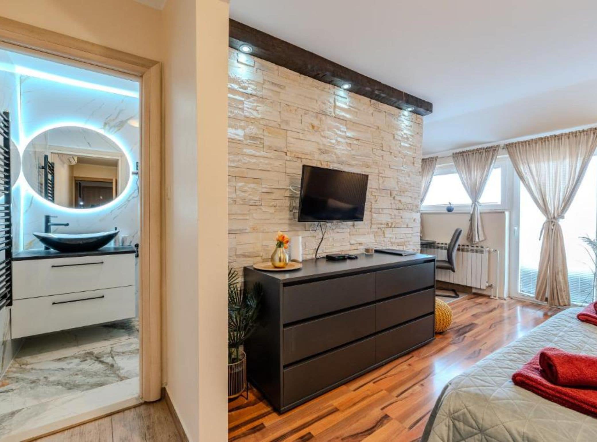 Studio (Studio Apartment with Balcony) | 6 bedrooms, cots/infant beds, free WiFi