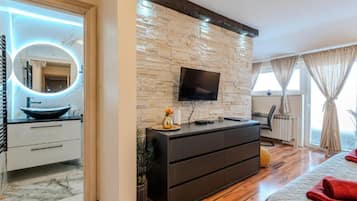 Studio (Studio Apartment with Balcony) | 6 bedrooms, cots/infant beds, free WiFi