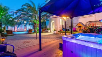 Studio (Studio Apartment with Balcony) | Private spa tub