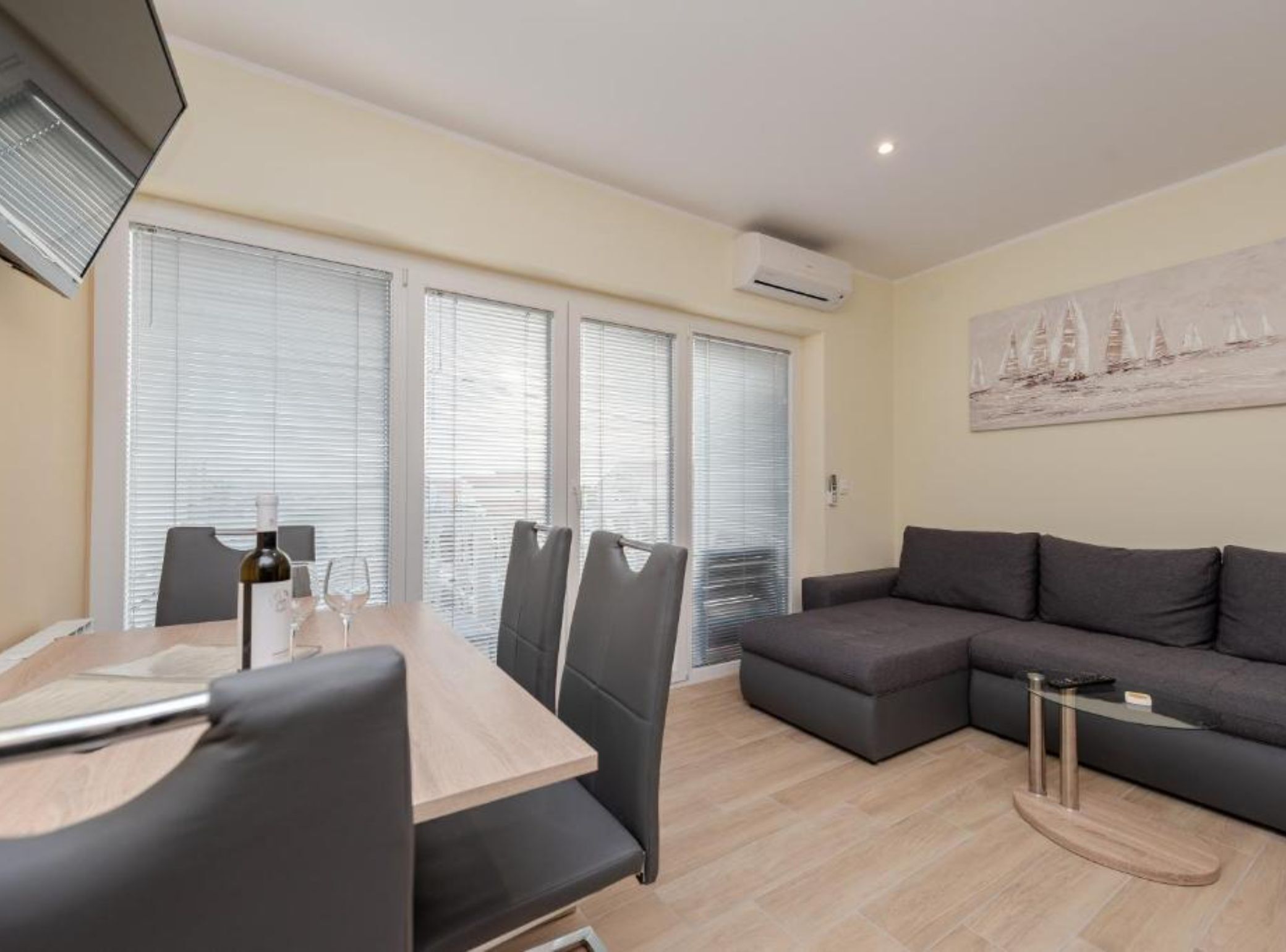 شقة (Superior Two Bedroom Apartment with T) | غرفة المعيشة | تلفزيون بشاشة مسطحة بحجم 32-بوصة يعرض قنوات فضائية