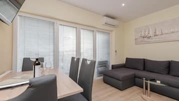 Appartement (Superior Two Bedroom Apartment with T) | Woonkamer | Een 32-inch flatscreentelevisie met satellietzenders