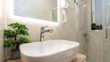 Vierpersoonskamer (Quadruple Room) | Badkamer | Een douche, handdoeken