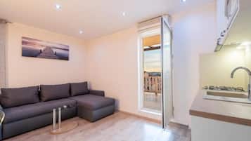 Appartement (Superior Two Bedroom Apartment with T) | Woonkamer | Een 32-inch flatscreentelevisie met satellietzenders