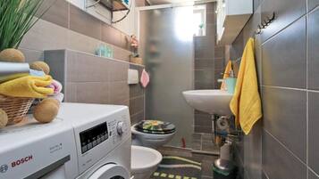 Apartment (apartment with terrace) | Bathroom | Shower, towels