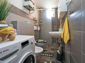 Apartment (apartment with terrace) | Bathroom | Shower, towels - Comfort Apartment Leo Istra (Marcana)