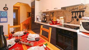 Una cocina moderna con comedor, microondas y cafetera.