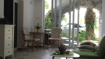 Apartment (One Bedroom Apartment with Seaview) | Terrace/patio