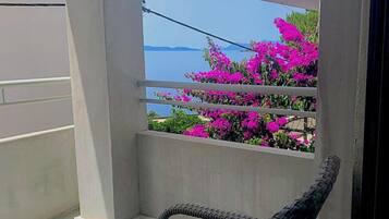 Apartment (One Bedroom Apartment with Seaview) | Terrace/patio