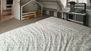 Un dormitorio con literas, una kitchenette y una ventana.