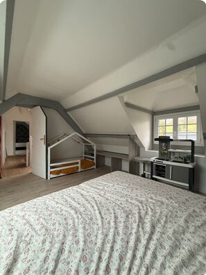 Ein Schlafzimmer mit Etagenbett, einer Küchenzeile und einem Fenster.