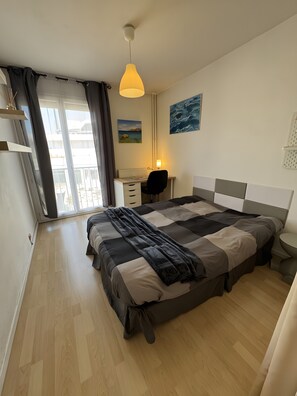 Iron/ironing board, WiFi, bed sheets - Apartment “Les Floralies” with Shared Garden, Wi-Fi, and Air Conditioning (La Garde)
