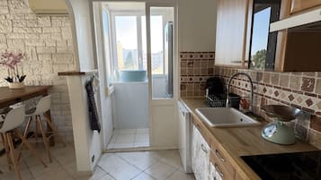 Geladeira, micro-ondas, fogão, cooktop