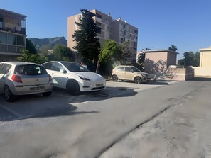 Property grounds - Apartment “Les Floralies” with Shared Garden, Wi-Fi, and Air Conditioning (La Garde)