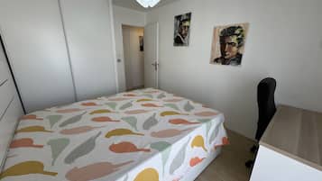 Iron/ironing board, WiFi, bed sheets