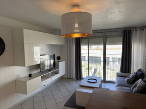 TV - Apartment “Les Floralies” with Shared Garden, Wi-Fi, and Air Conditioning (La Garde)