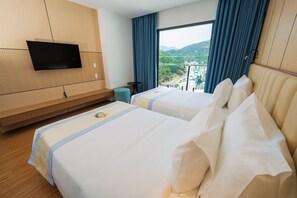 Deluxe Twin kamer, uitzicht op stad | Een bureau, verduisterende gordijnen, een strijkplank/strijkijzer