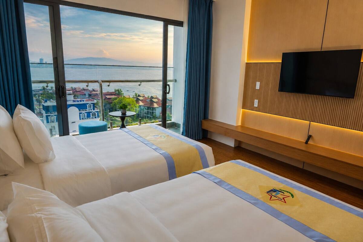 Deluxe Twin Ocean View | Seprai premium, minibar, meja kerja, dan ruang kerja ramah laptop