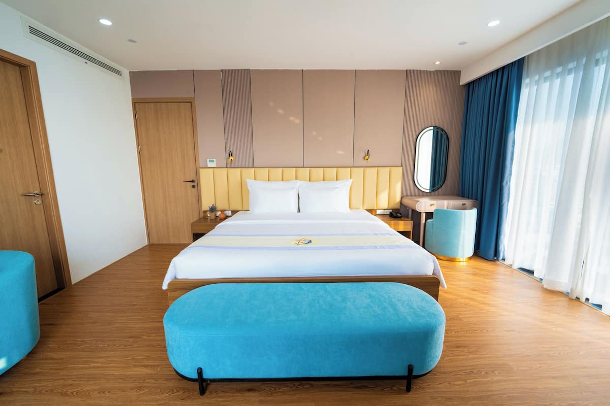 Luxury Studio Suite | Hypo-allergenic bedding, minibar, desk, blackout drapes