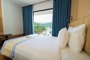 Deluxe Twin kamer, uitzicht op stad | Een bureau, verduisterende gordijnen, een strijkplank/strijkijzer