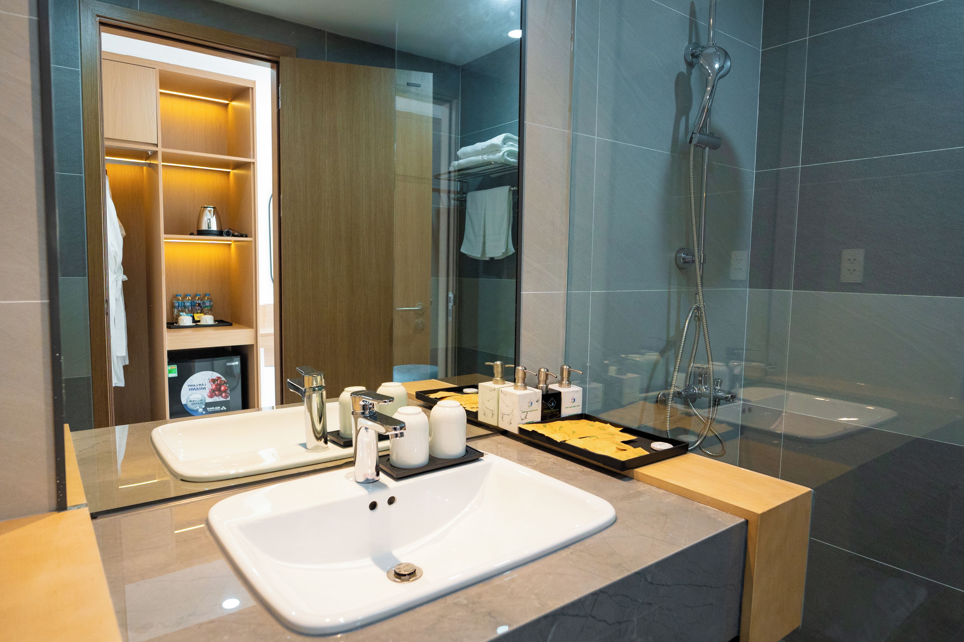 Un bagno moderno con due lavabi, una doccia e un mobile vanità con vetri.