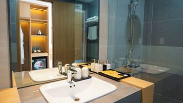 Un bagno moderno con due lavabi, una doccia e un mobile vanità con vetri.