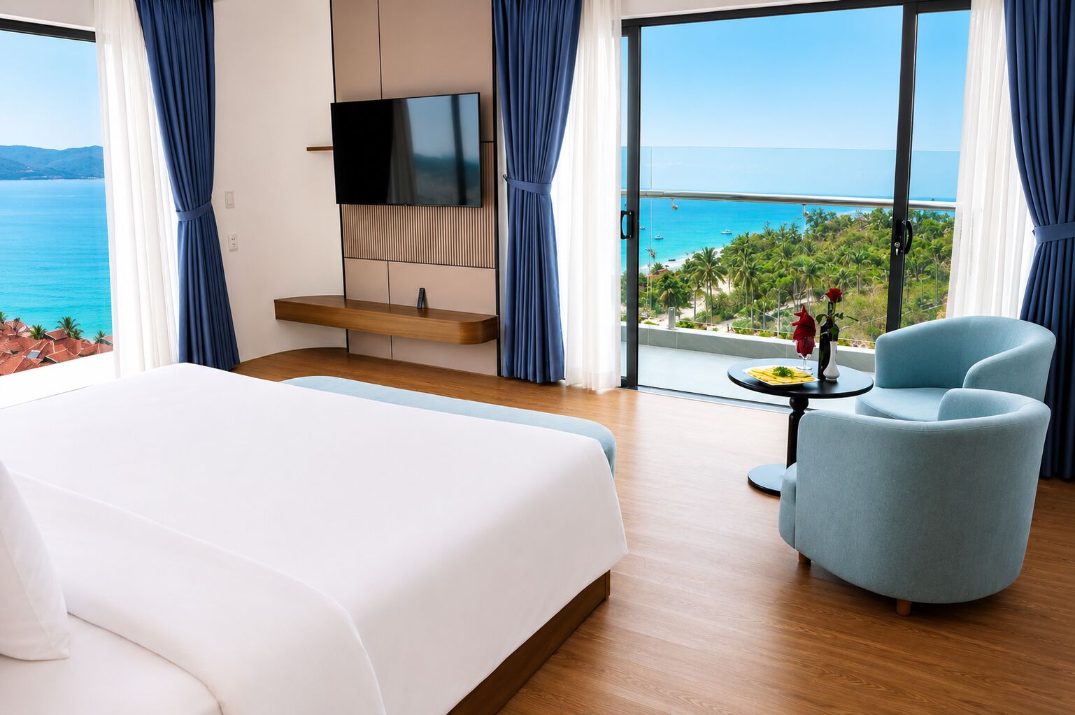 Une chambre d’hôtel avec un grand lit, une télévision, une petite table avec un vase et une vue sur la mer.