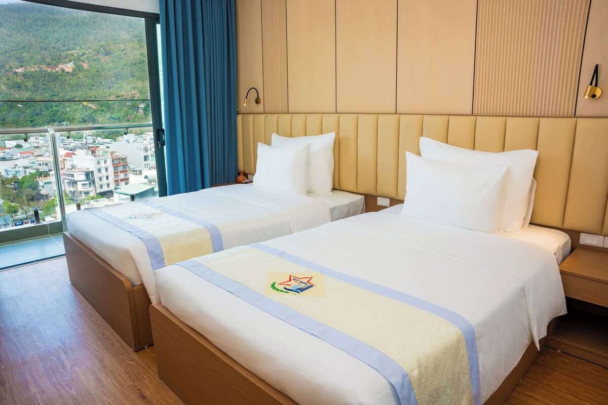 Deluxe Twin City View | Seprai premium, minibar, meja kerja, dan ruang kerja ramah laptop